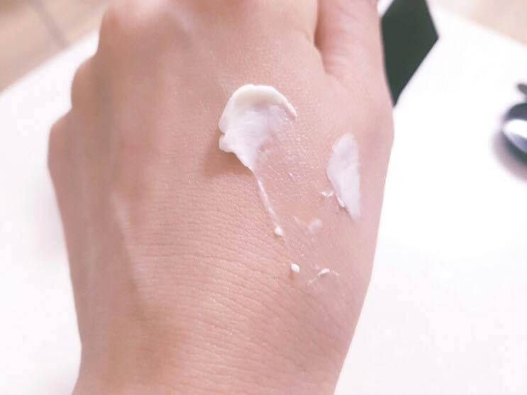 Sulwhasoo Harmonizen Regenerating Cream EX có kết cấu dạng kem đặc nhưng nhanh thấm vào da